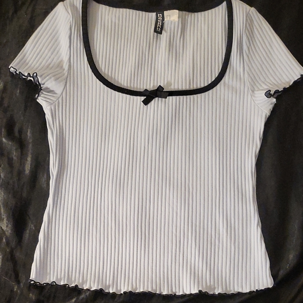 Chic White Ribbed Top with Black Trim